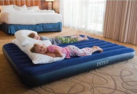 Большой надувной матрас Intex способен вместить 2 детей или взрослых